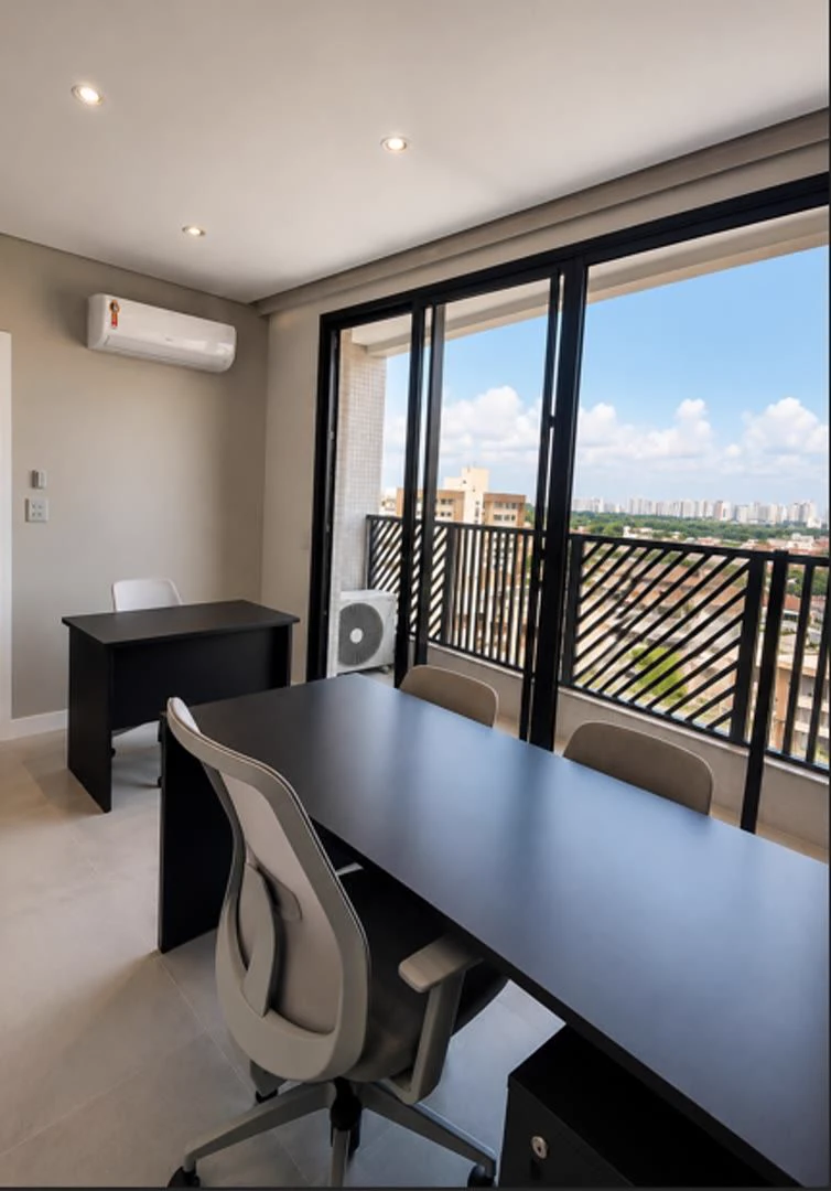 Sala de trabalho da unidade Coroa do Meio, com vista para a cidade